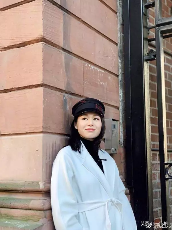 39歲胡杏兒曬二胎孕照,一身蟒蛇裝超搶鏡,老公貼身護妻羨煞旁人