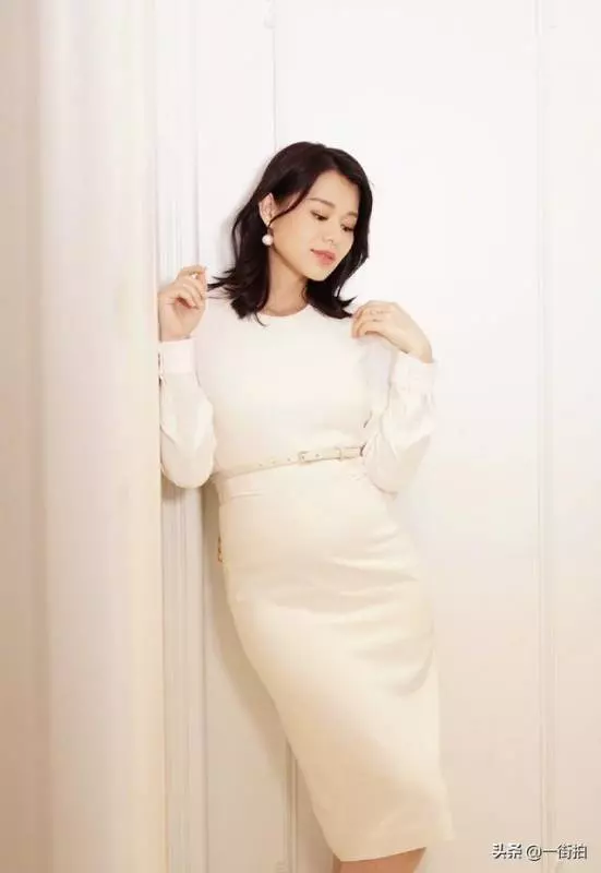 39歲胡杏兒曬二胎孕照,一身蟒蛇裝超搶鏡,老公貼身護妻羨煞旁人