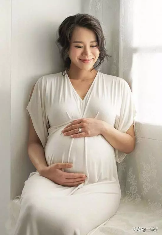 39歲胡杏兒曬二胎孕照,一身蟒蛇裝超搶鏡,老公貼身護妻羨煞旁人