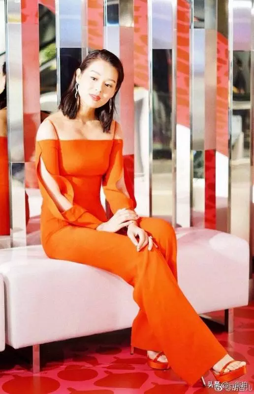 39歲胡杏兒曬二胎孕照,一身蟒蛇裝超搶鏡,老公貼身護妻羨煞旁人