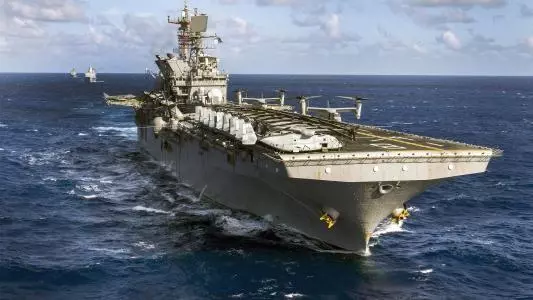 國產075兩棲攻擊機艦排水量高達4萬噸,能當航空母艦使用麼?