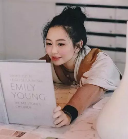 邱淑貞二女兒也長大了,身高比肩姐姐沈月,身材肉感十足長相似爸