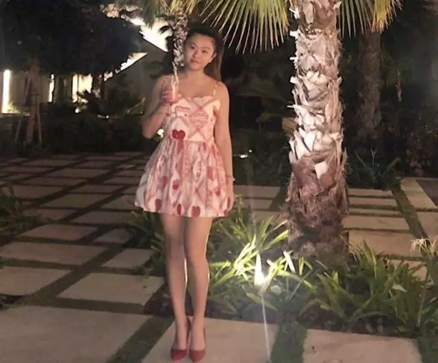邱淑貞二女兒也長大了,身高比肩姐姐沈月,身材肉感十足長相似爸