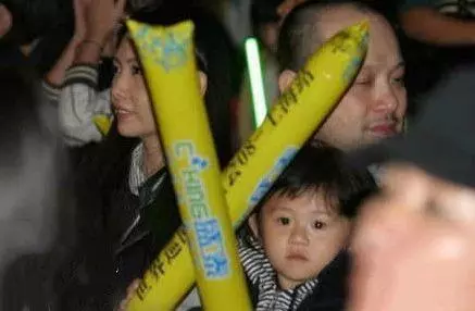 邱淑貞二女兒也長大了,身高比肩姐姐沈月,身材肉感十足長相似爸