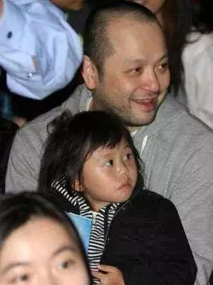 邱淑貞二女兒也長大了,身高比肩姐姐沈月,身材肉感十足長相似爸