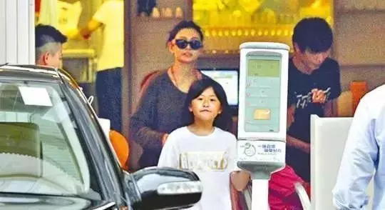 邱淑貞二女兒也長大了,身高比肩姐姐沈月,身材肉感十足長相似爸