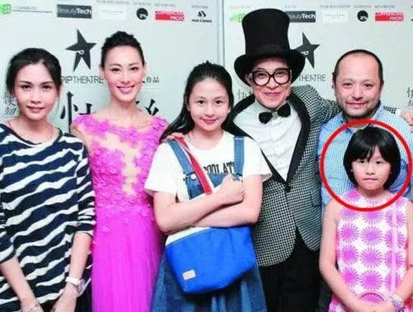 邱淑貞二女兒也長大了,身高比肩姐姐沈月,身材肉感十足長相似爸