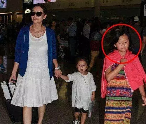 邱淑貞二女兒也長大了,身高比肩姐姐沈月,身材肉感十足長相似爸