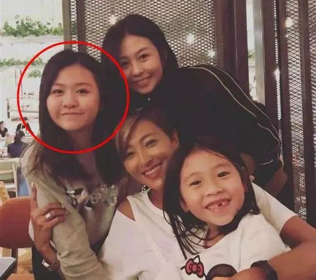 邱淑貞二女兒也長大了,身高比肩姐姐沈月,身材肉感十足長相似爸