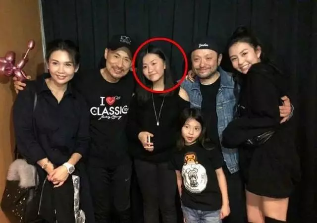 邱淑貞二女兒也長大了,身高比肩姐姐沈月,身材肉感十足長相似爸