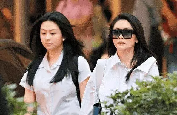 邱淑貞二女兒也長大了,身高比肩姐姐沈月,身材肉感十足長相似爸