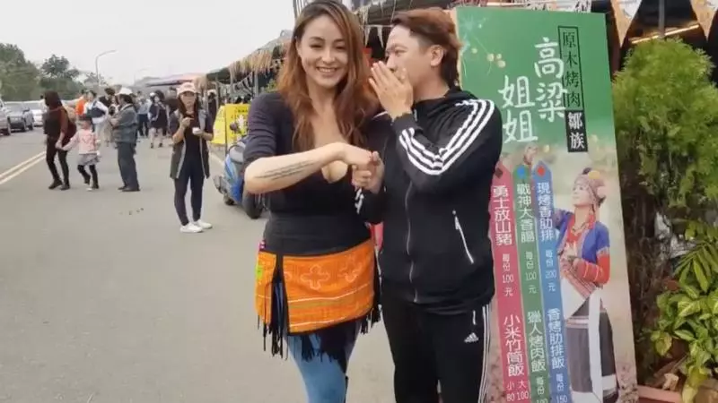 阿里山正妹烤大香腸引暴動 男客朝聖搶拍照被網喊:手剁掉