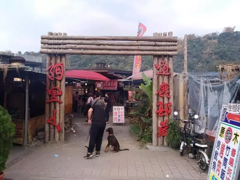 阿里山正妹烤大香腸引暴動 男客朝聖搶拍照被網喊:手剁掉