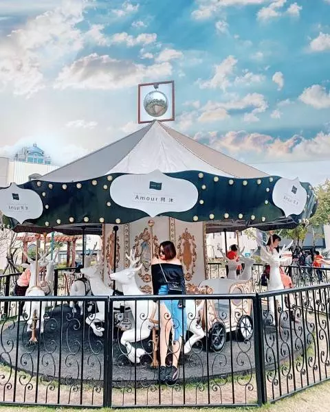 桃園景點|Amour373cafe 阿沐咖啡|搭上夢幻網美旋轉木馬再喝杯野餐風下午茶吧!
