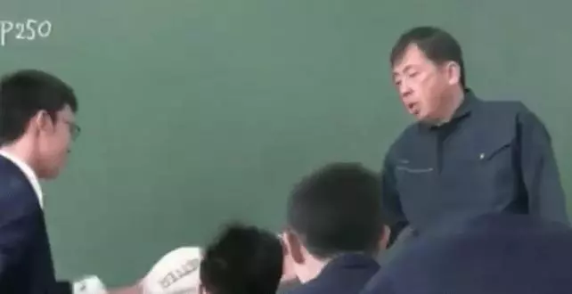 他砸派幫老師慶生,沒想到老師大暴走,學生嚇到冒冷汗,看到最後才發現真是個好老師!