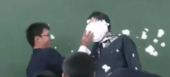 他砸派幫老師慶生,沒想到老師大暴走,學生嚇到冒冷汗,看到最後才發現真是個好老師!