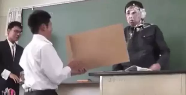 他砸派幫老師慶生,沒想到老師大暴走,學生嚇到冒冷汗,看到最後才發現真是個好老師!