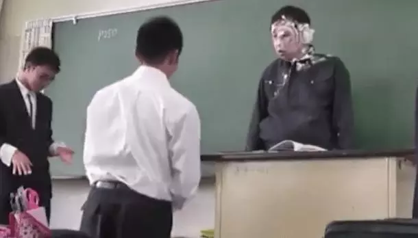 他砸派幫老師慶生,沒想到老師大暴走,學生嚇到冒冷汗,看到最後才發現真是個好老師!