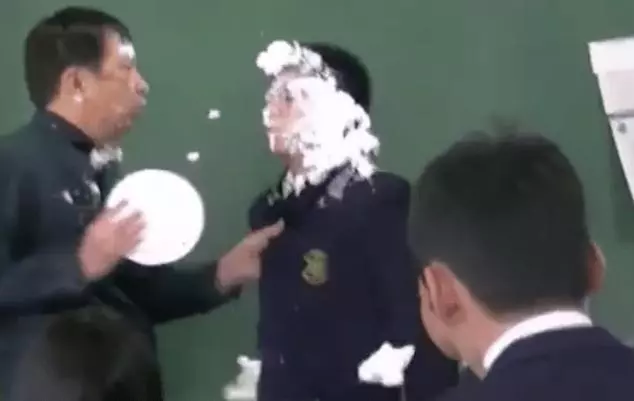 他砸派幫老師慶生,沒想到老師大暴走,學生嚇到冒冷汗,看到最後才發現真是個好老師!