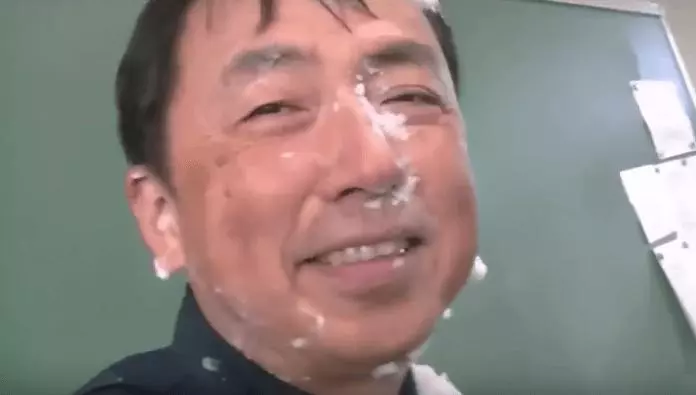 他砸派幫老師慶生,沒想到老師大暴走,學生嚇到冒冷汗,看到最後才發現真是個好老師!