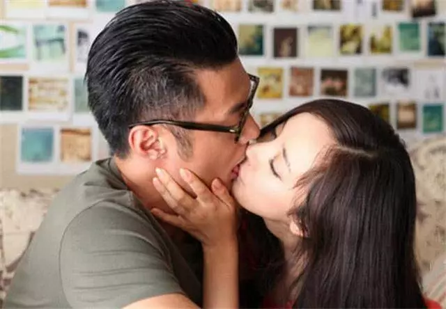 演員們拍攝吻戲時,為什麼只拍上半身?知道真相後讓人哭笑不得!