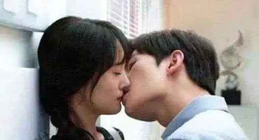 演員們拍攝吻戲時,為什麼只拍上半身?知道真相後讓人哭笑不得!