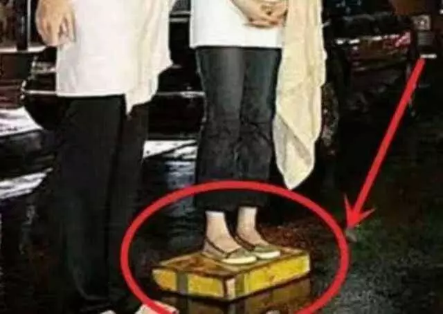 演員們拍攝吻戲時,為什麼只拍上半身?知道真相後讓人哭笑不得!