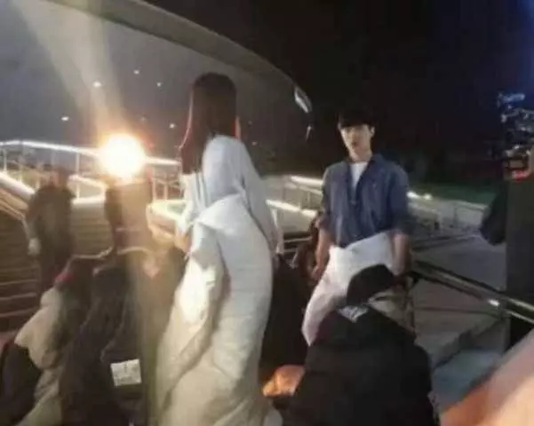 演員們拍攝吻戲時,為什麼只拍上半身?知道真相後讓人哭笑不得!
