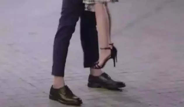 演員們拍攝吻戲時,為什麼只拍上半身?知道真相後讓人哭笑不得!