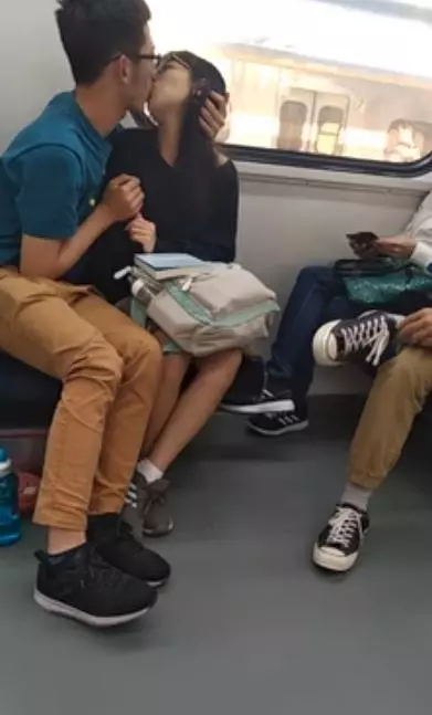 情侶搭火車狂吻!妹子埋頭苦幹簌簌叫...「爽到翻白眼」乘客全程觀戰看傻:嘴巴還含...