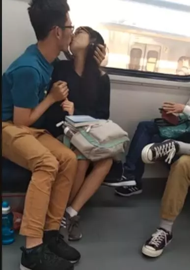 情侶搭火車狂吻!妹子埋頭苦幹簌簌叫...「爽到翻白眼」乘客全程觀戰看傻:嘴巴還含...