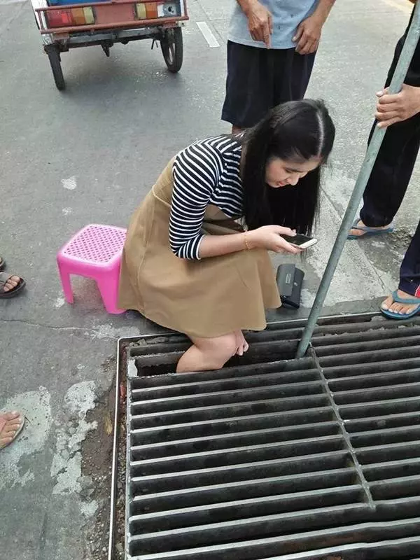 女子「整隻小腿卡進水溝蓋」卻笑著,把腿提起來的那一刻,她卻大哭了!