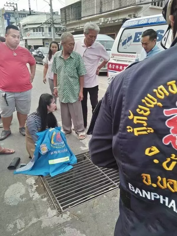 女子「整隻小腿卡進水溝蓋」卻笑著,把腿提起來的那一刻,她卻大哭了!
