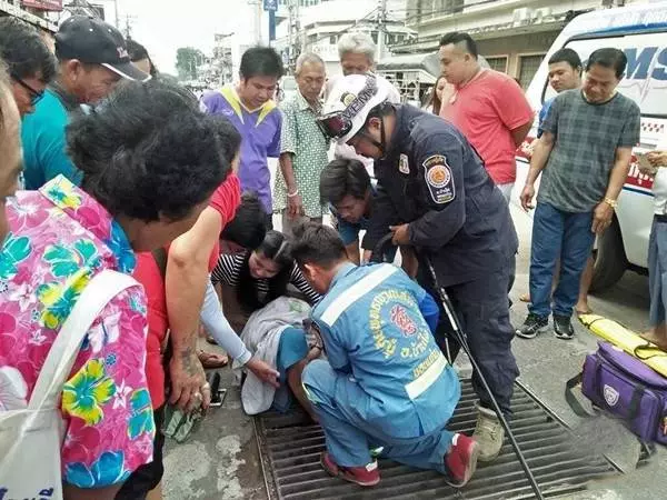女子「整隻小腿卡進水溝蓋」卻笑著,把腿提起來的那一刻,她卻大哭了!