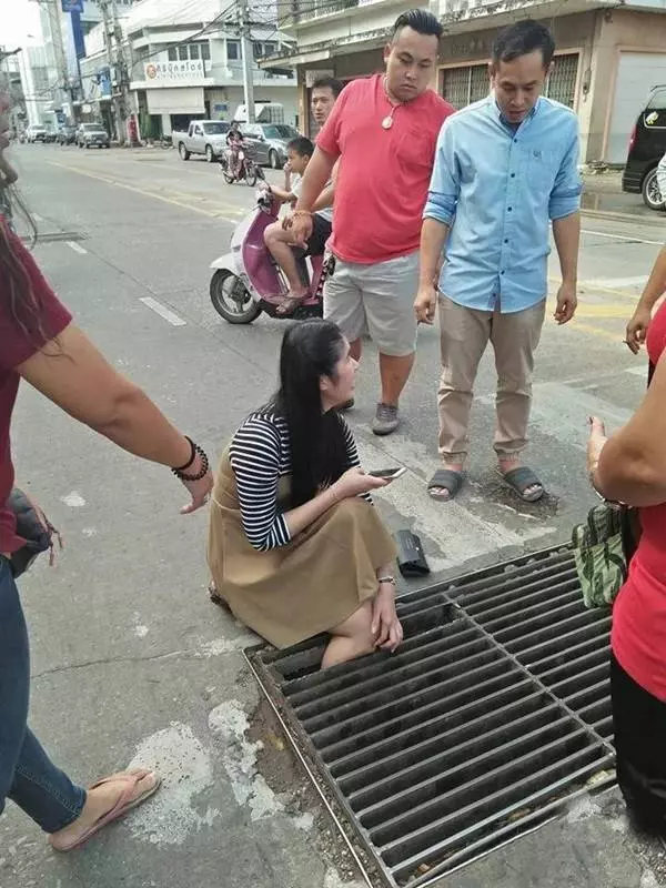 女子「整隻小腿卡進水溝蓋」卻笑著,把腿提起來的那一刻,她卻大哭了!
