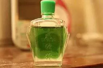 驅風油用途多,把它灑幾滴在風扇葉子上,解決了生活的小煩惱!
