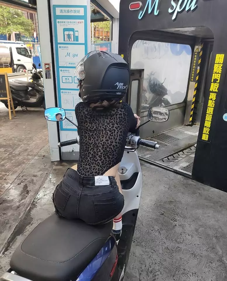 中和驚見豹紋熱褲妹纖腰全都露 地方小哥暴動:該洗車囉