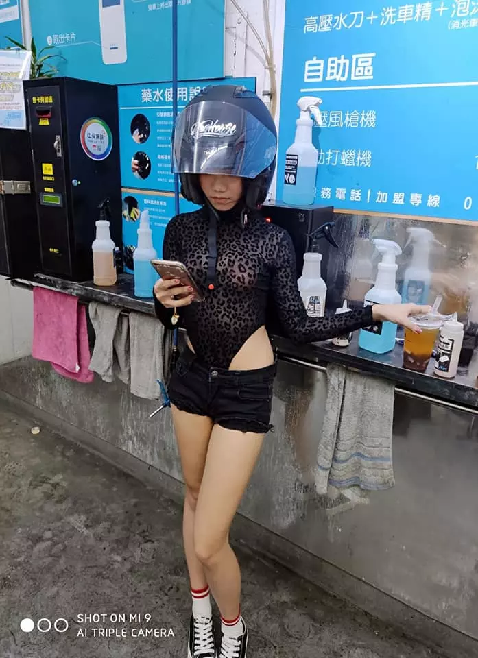 中和驚見豹紋熱褲妹纖腰全都露 地方小哥暴動:該洗車囉