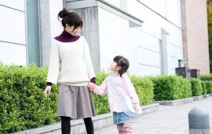 我帶女兒回婆家,在菜市場看見婆婆的舉動,我把婆家砸了個稀巴爛