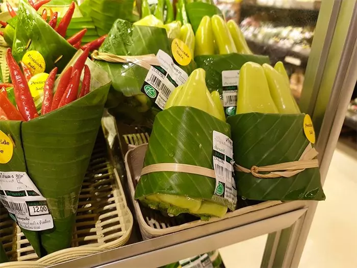 出奇招救地球!越南超市「用香蕉葉取代塑膠袋」 一字排開「蔬菜精緻包裝景象」被讚翻:台灣該跟進