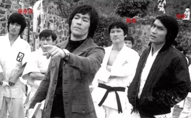 李小龍怪異練功照:插鐵鋼珠300次練硬度,泰森連一個也做不了