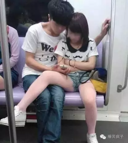 這不是活虐單身狗嘛!坐個地鐵都讓單身狗淚奔!