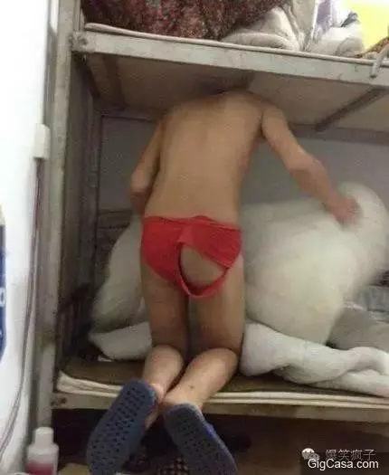 這不是活虐單身狗嘛!坐個地鐵都讓單身狗淚奔!