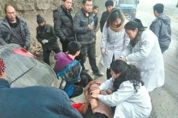 婚禮前新娘發生意外走了,新郎堅持如期結婚,看見婚車下來的人,全場沸騰!