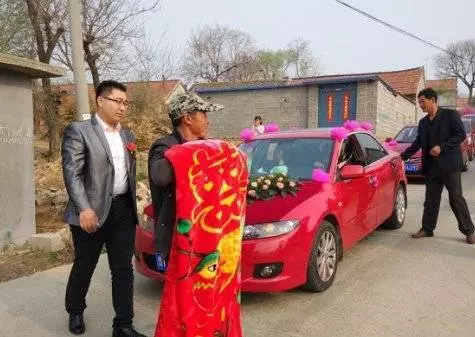 婚禮前新娘發生意外走了,新郎堅持如期結婚,看見婚車下來的人,全場沸騰!