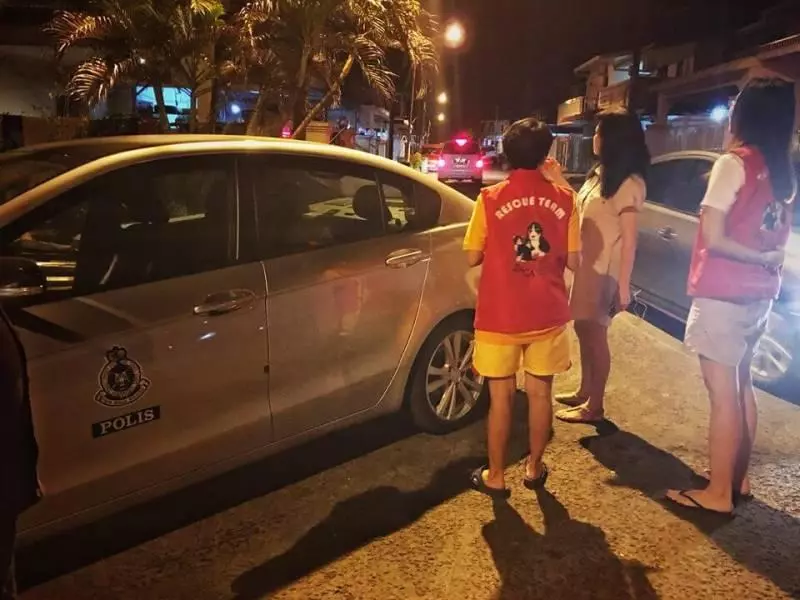 【連同胞都罵他Bodoh!】把狗狗綁在車後拖行,變態佬編『超荒謬理由』說沒錯, 最後還搞到警車來!