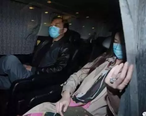 吳佩慈放棄豪門夢?重回娛樂圈開工,盛裝出席活動美到爆!