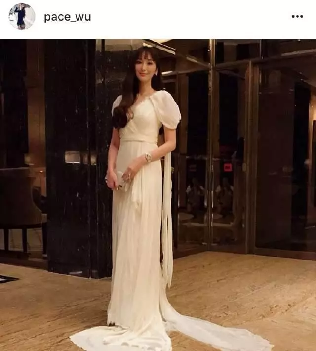 吳佩慈放棄豪門夢?重回娛樂圈開工,盛裝出席活動美到爆!