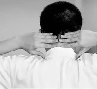 【頸椎病】是氣血供應不上!教你這樣「滾一滾」,不動脖子搞定頸椎疼痛(附頸椎操!)