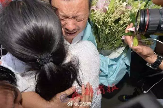 孩子失蹤「父親改當司機」只盼女兒有天坐上車!堅持24年「愛女終於出現」卻...太感人了!
